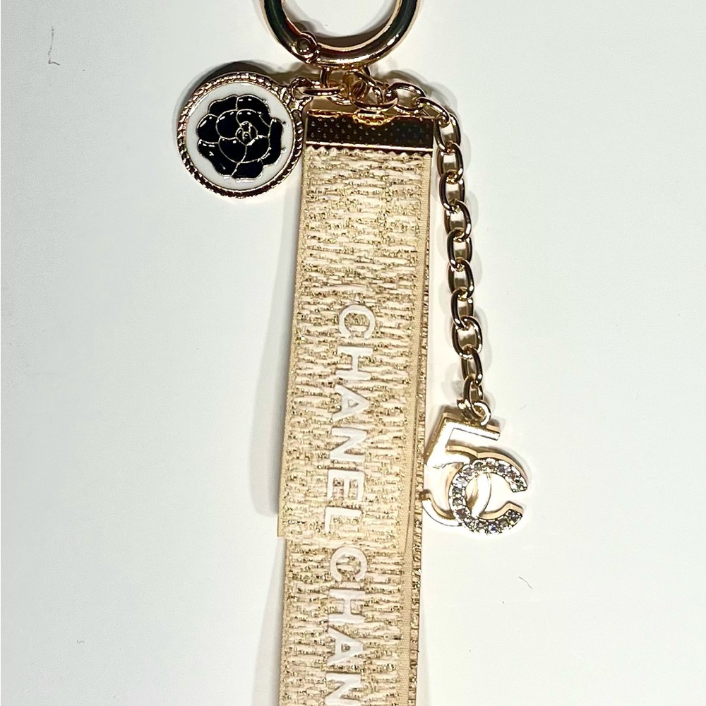 CHANEL Cream and Gold Key Holder - Bag Charm NIB - Picture 7 of 13
